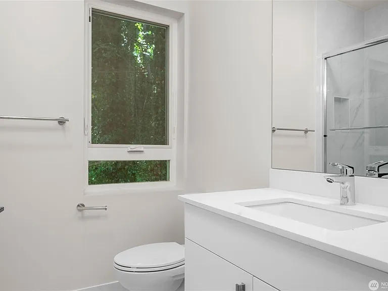 17XX Harbor Ave SW #402 — Photo 9