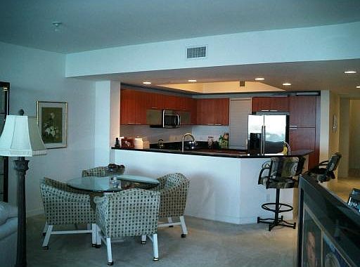4th image of 2640 Lakeshore Drive #709