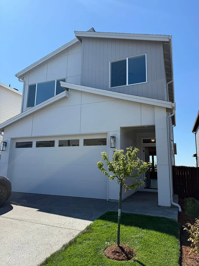 Beautiful Ridgefield Home with Modern Finishes, Spacious Layout, Attached Garage, and Convenient ... — Photo 2