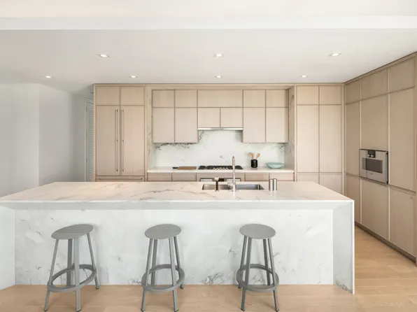 138 East 50th Street image 1 of 26