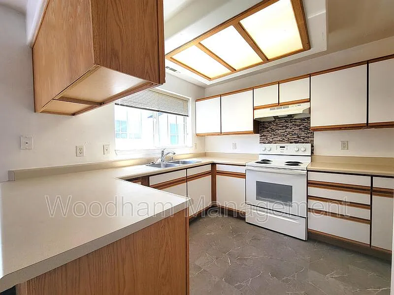3 bed, 2.0 bath, 1300 sqft, $2,200 — Photo 4
