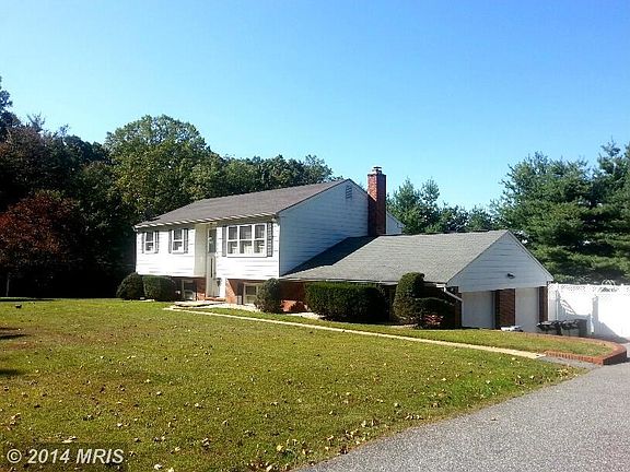 2 car garage- Can fit 4 cars in driveway