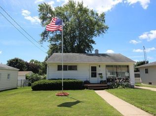 1013 W Langdon Pl, Freeport, IL 61032