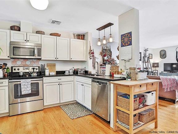 3rd image of 104 Briarwood Ct