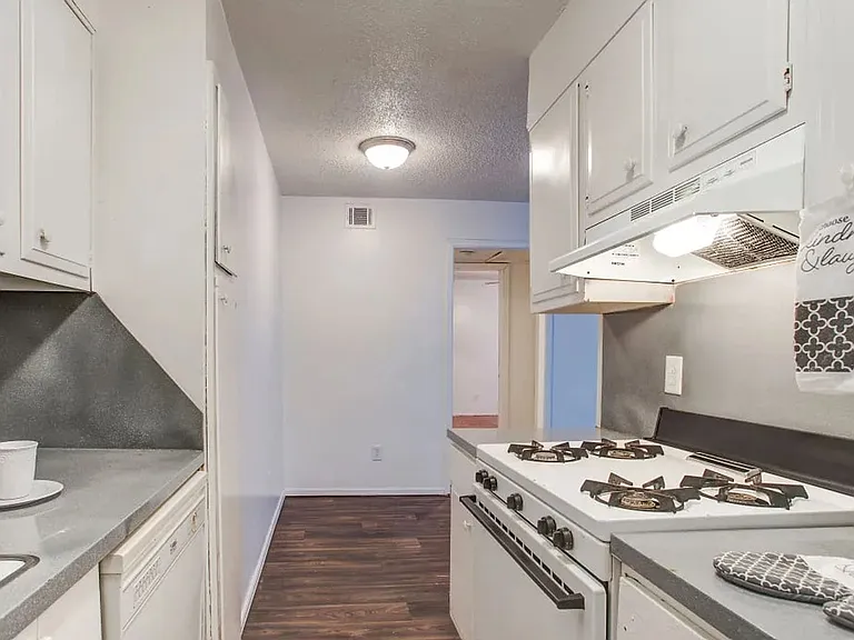 Chalet Apartments — Photo 7