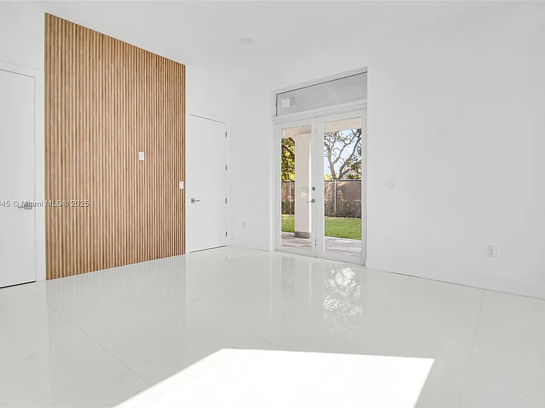 425 SW 129th Ave — Photo 15