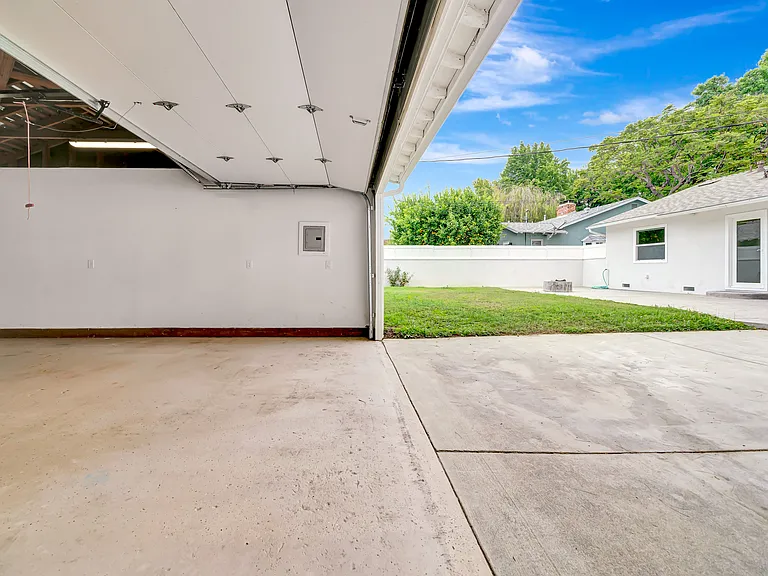 4833 Longridge Ave #1 — Photo 34