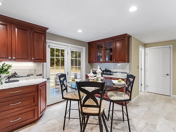 5th image of 13 Candlewood Dr