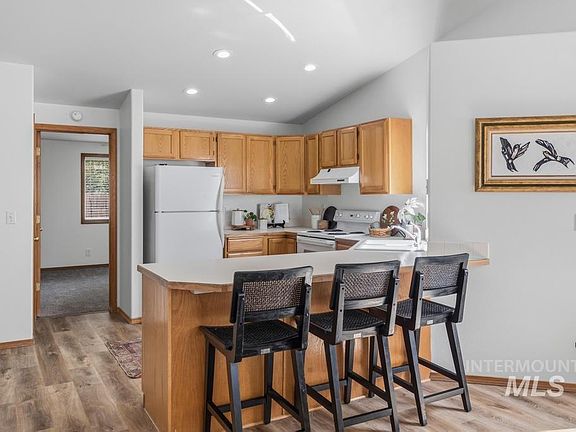 5th image of 804 E Main St APT 6