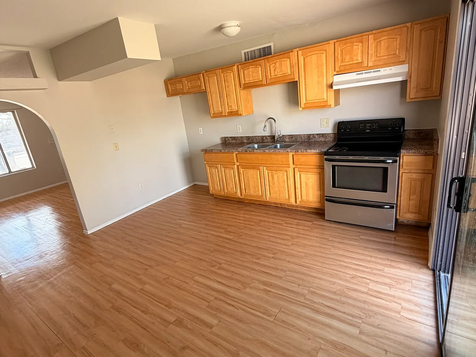 3 bed, 983 sqft, $1,650 — Photo 3
