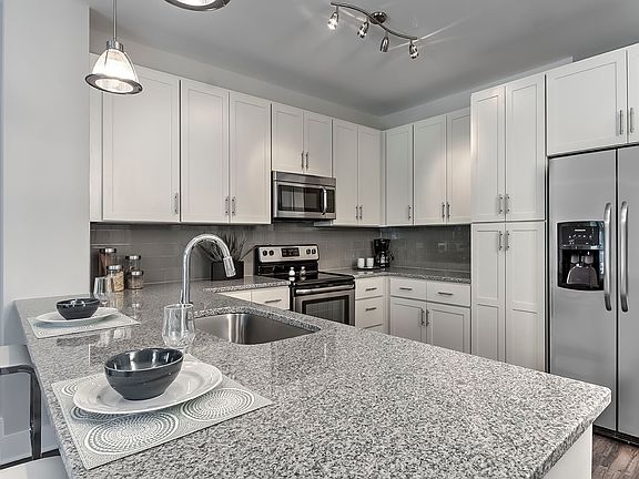 2nd image of 1415 Abbey Pl #18