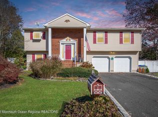 11 Flintlock Dr, Tinton Falls, NJ