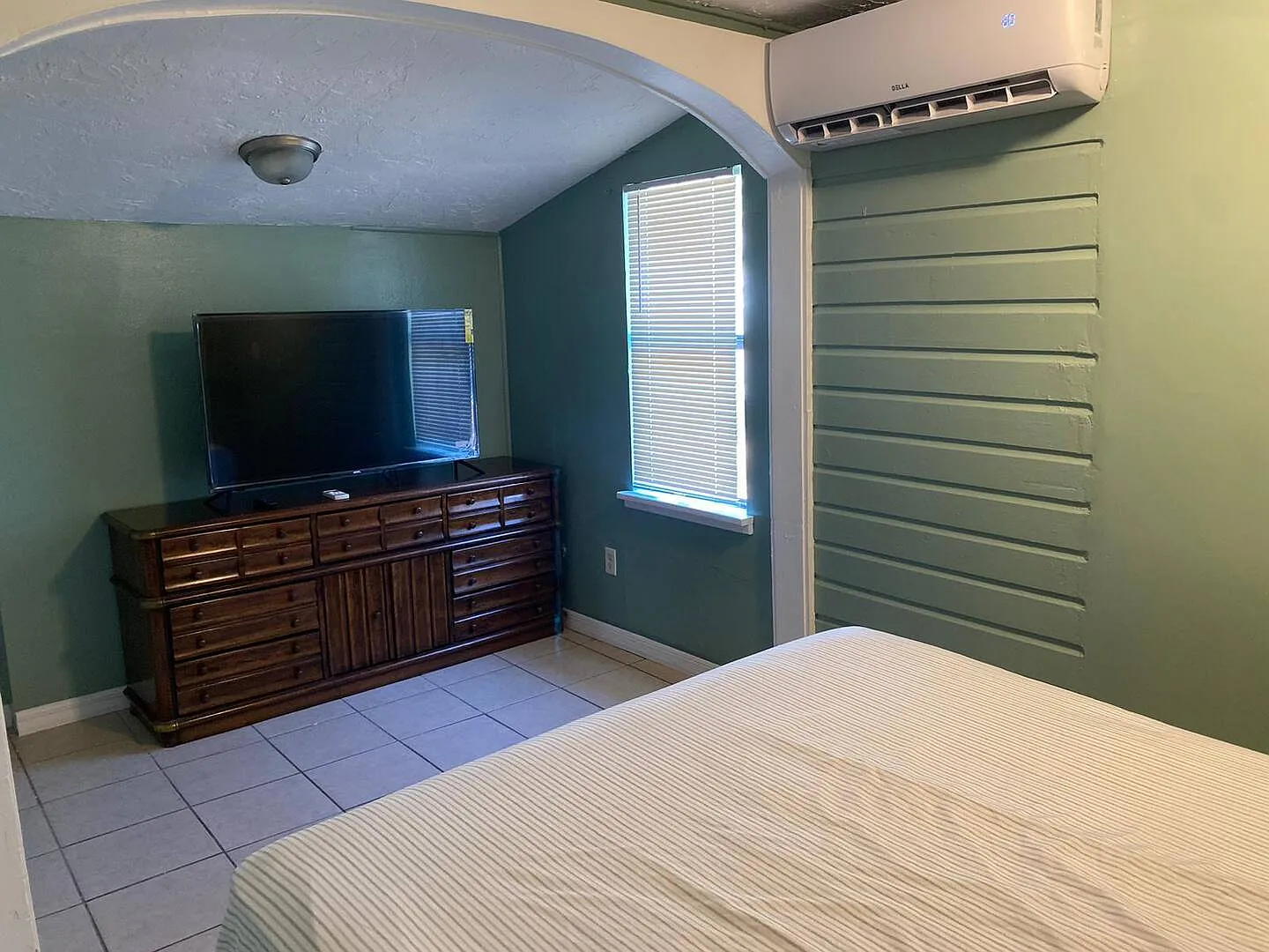 1 bed, 300 sqft, $1,800 — Photo 3