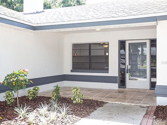 3rd image of 902 Hillgrove Ln