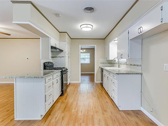 2nd image of 801 Sherwood Dr
