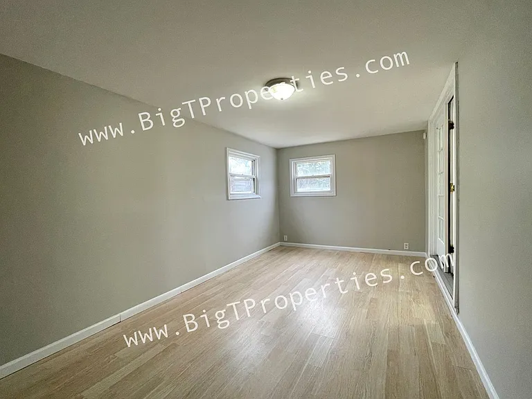 16 W Clairmont Dr — Photo 8