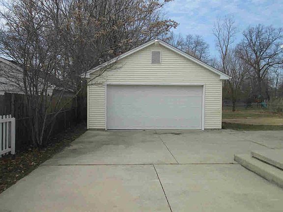 3rd image of 6925 Maplewood Dr