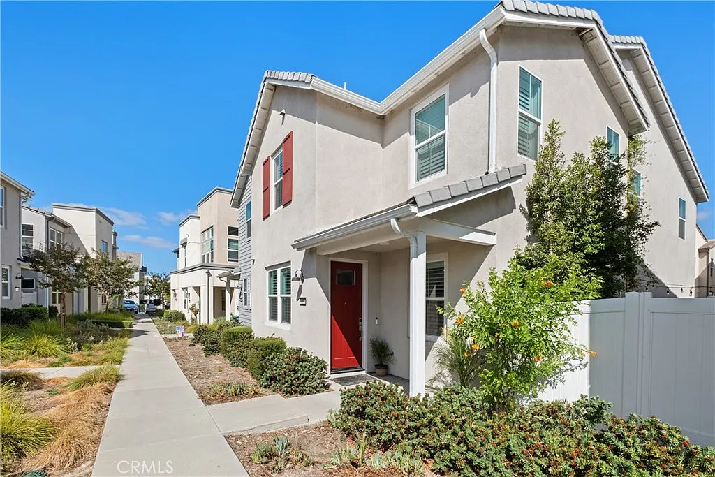 3 bed, 2.5 bath, 1889 sqft, $5,500 — Photo 1