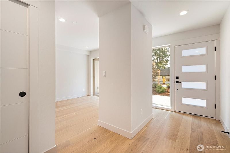 4th image of 18032 - B Sunnyside Avenue N