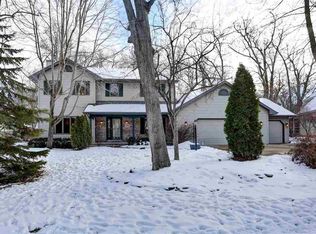 1045 Timber Run Dr, Neenah, WI 54956