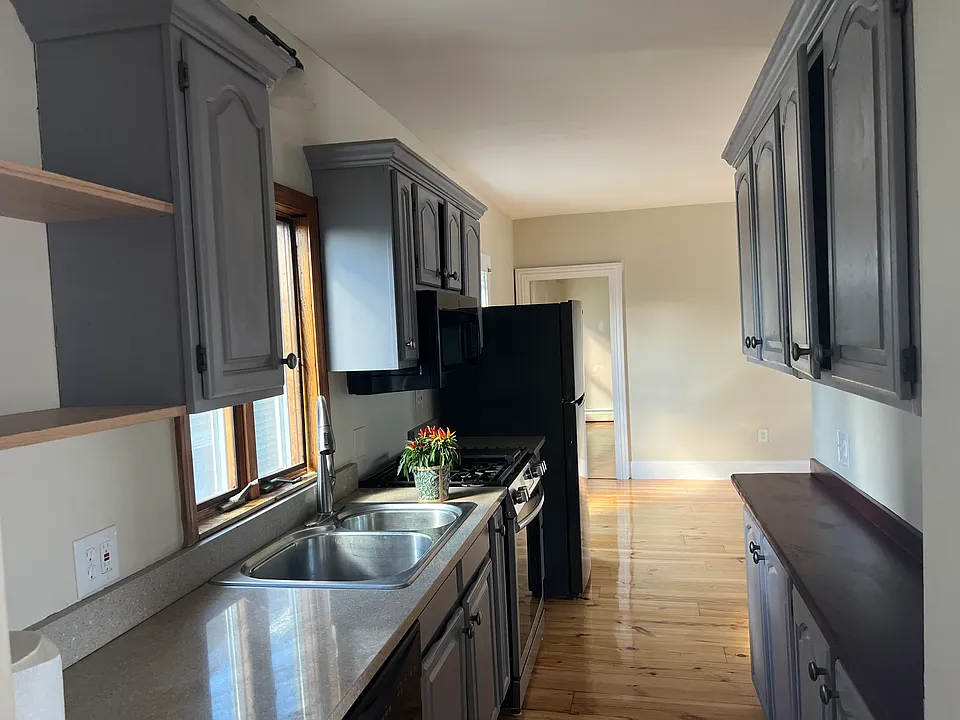 52 Butterfield St #2