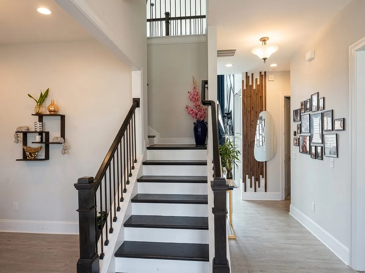 5 bed, 4000 sqft, $4,200 — Photo 2