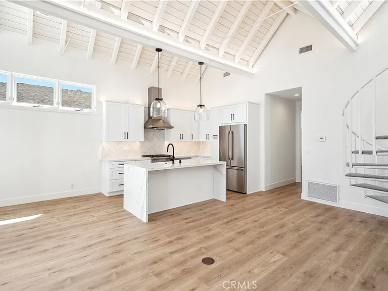 439 1/2 Carnation Ave — Photo 5