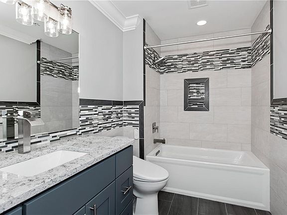 2nd image of 123 E Willow St #2