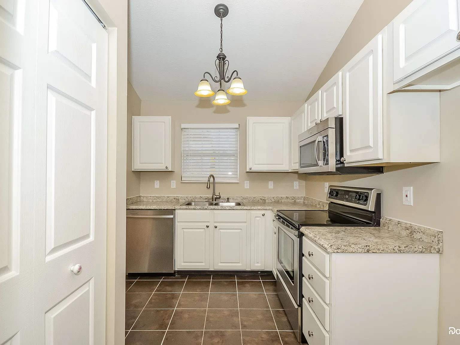 5 bed, 3.0 bath, 1789 sqft, $2,640 — Photo 3