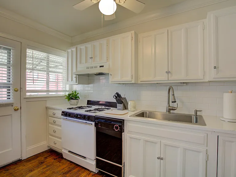 Kitchen w disposal, dishwasher, and ice maker