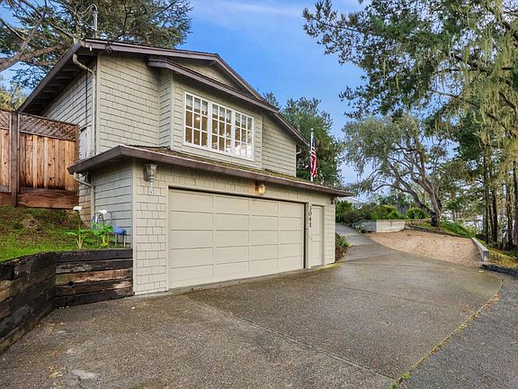 2nd image of 3041 Bird Rock Rd