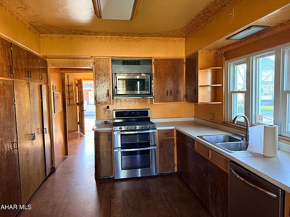 5th image of 100 Truman St