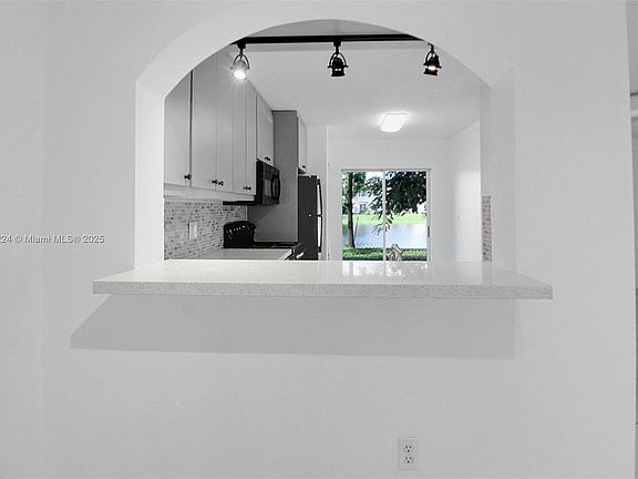 5th image of 1261 SE 28th Ct Unit 103