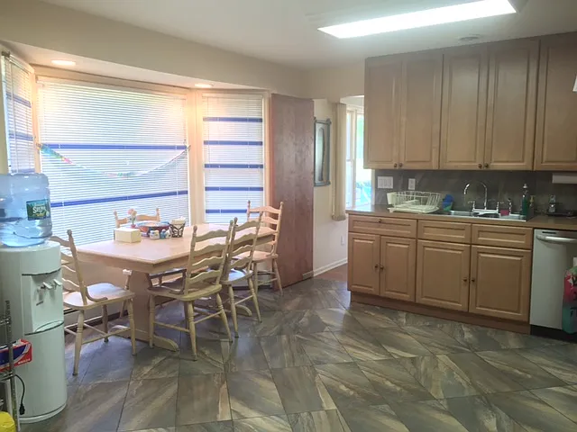 6 bed, 2773 sqft, $7,800 — Photo 4