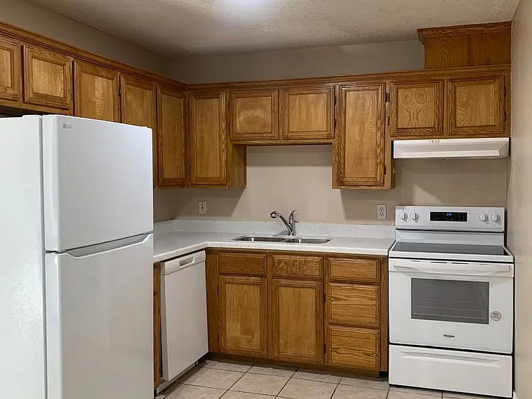 1714 Lexington Cir — Photo 4