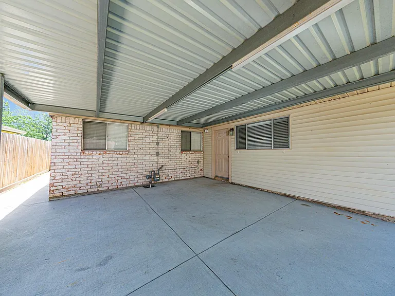 823 Parkhill St — Photo 26