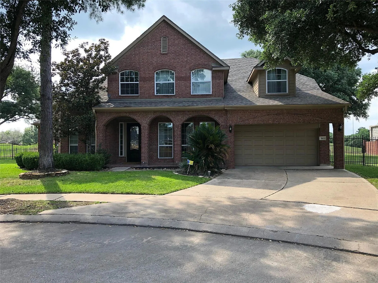 4 bed, 3.5 bath, 3991 sqft, $3,400 — Photo 1