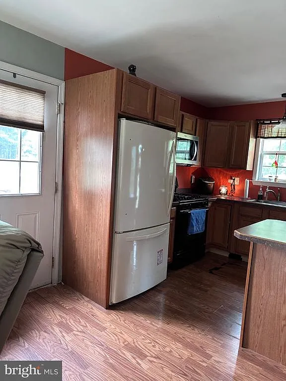 3 bed, 2.0 bath, 1176 sqft, $2,800 — Photo 3