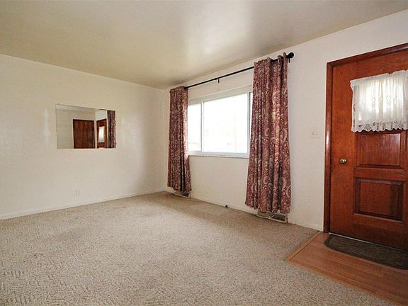 4th image of 325 Mary Lane Cir