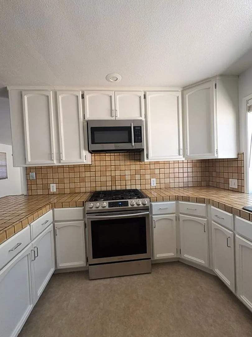 Charming 3-Bed Auburn Retreat on Half-Acre Lot with 3-Car Garage — Photo 4