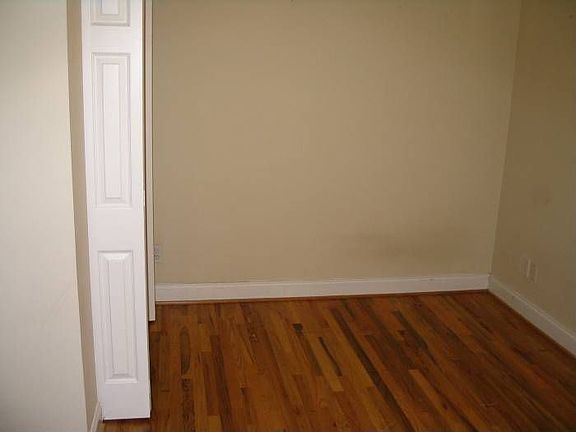 Bedroom w/ 2 Closets!