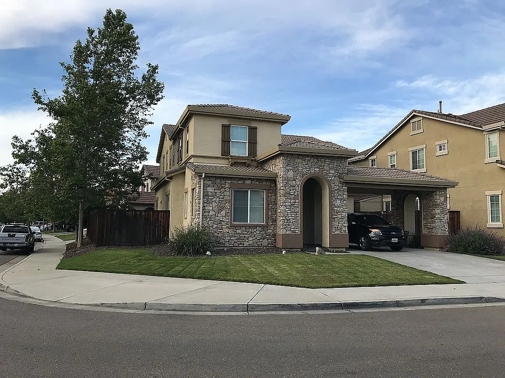 1647 Tamarisk Ln photo 1