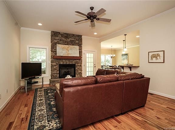 3rd image of 1320 Landsdown Dr