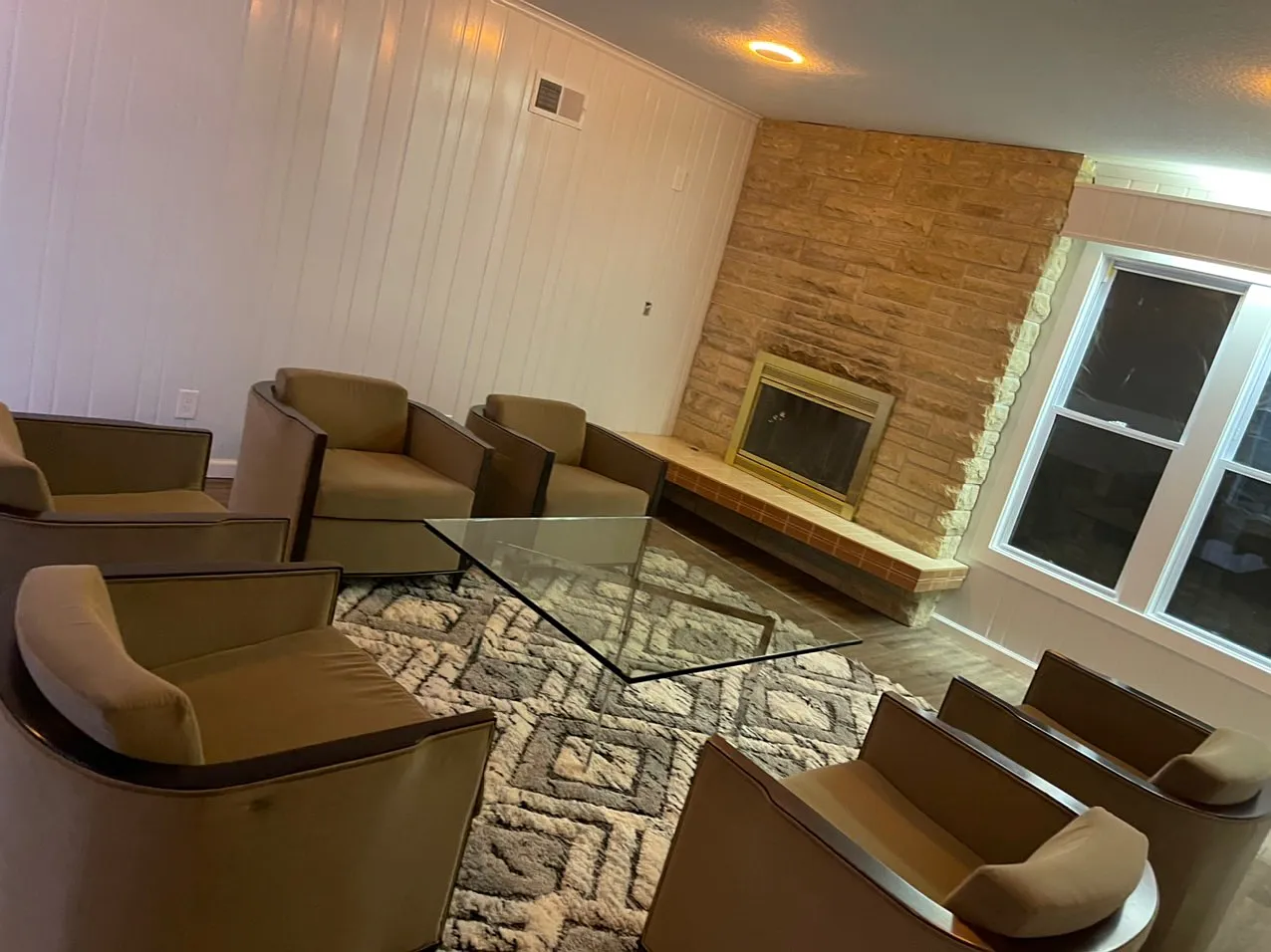 8 bed, 4500 sqft, $4,500 — Photo 4