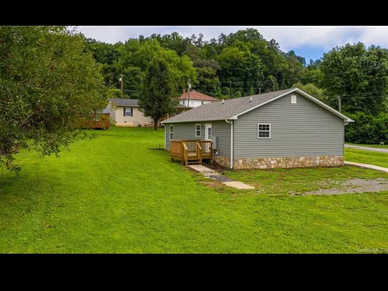 40 Eddie Dr — Photo 2