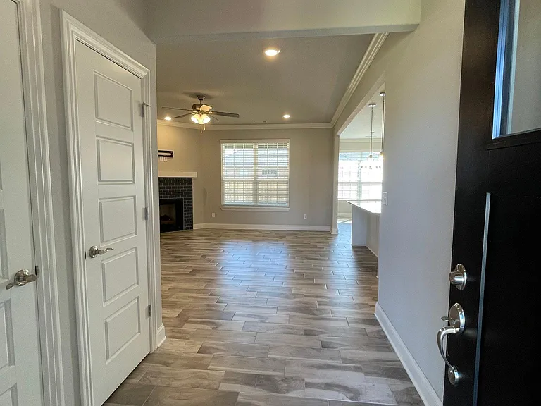 421 Linda Ln — Photo 5