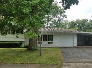 106 Heather Dr, Charleston, IL