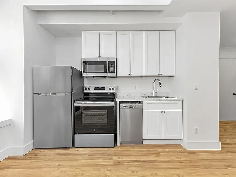 248 W 35th St #1007 — Photo 4