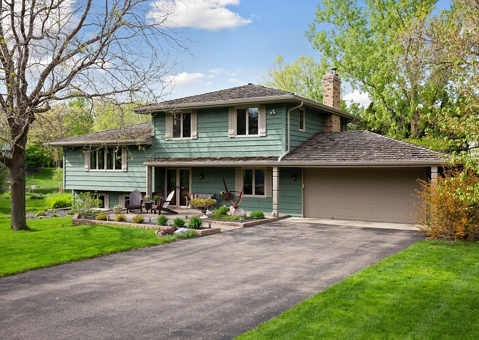 1st image of 615 Queensland Ln N