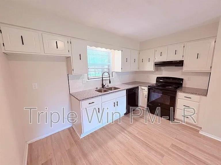 220 Randall Dr — Photo 20